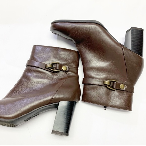 Nine & CO Women’s Brown Leather upper Ankle Bootie Size. 2 1/2 “ heel.  Good Con - Picture 9 of 9